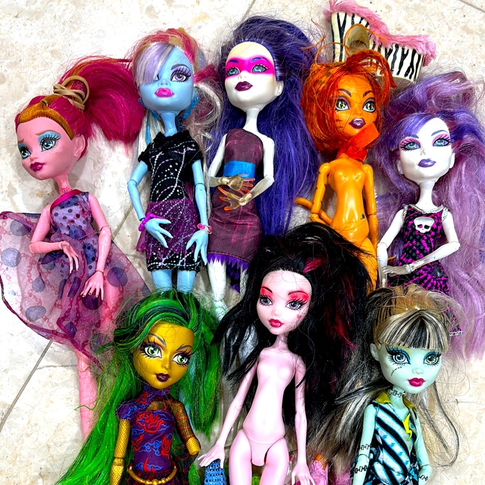 MONSTER HIGH DOLL  SET OF 8